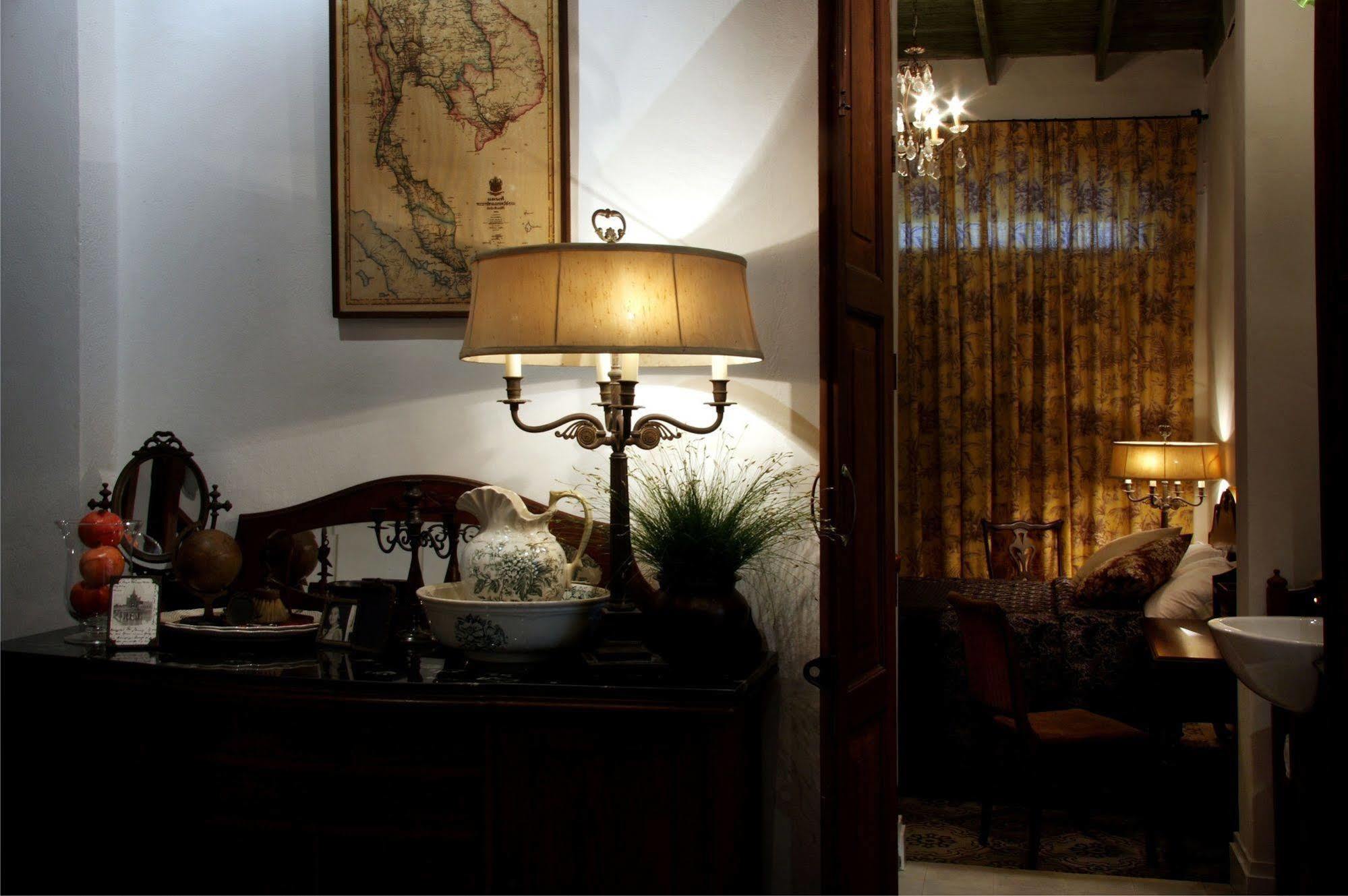 The Bhuthorn Bed & Breakfast Банкок Екстериор снимка